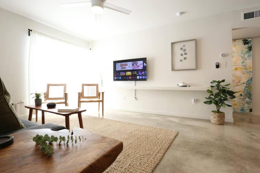 גיינסוויל Concrete Suite 5 Min Walk To Shands Uf מראה חיצוני תמונה